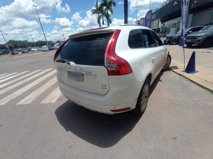 VOLVO XC60 2.4 D5 MOMENTUM DIESEL AWD 4P AUTOMATICO