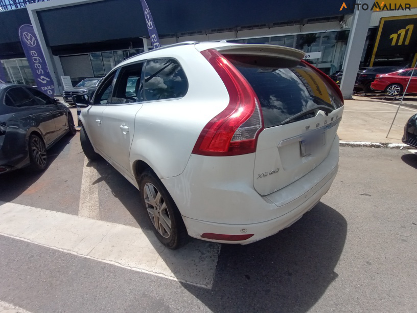VOLVO XC60 2.4 D5 MOMENTUM DIESEL AWD 4P AUTOMATICO