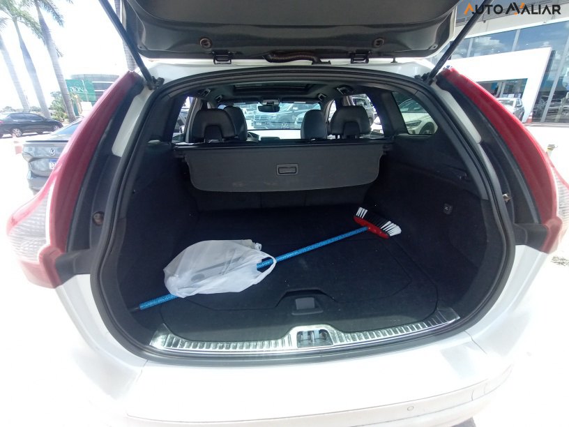 VOLVO XC60 2.4 D5 MOMENTUM DIESEL AWD 4P AUTOMATICO