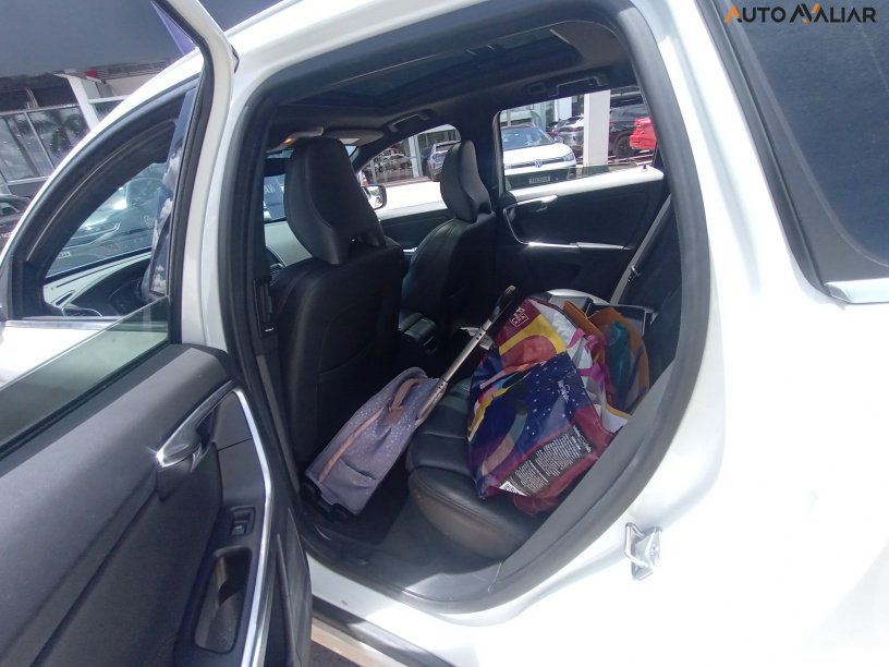 VOLVO XC60 2.4 D5 MOMENTUM DIESEL AWD 4P AUTOMATICO