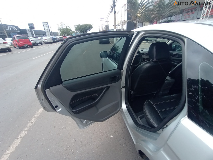 FORD FOCUS 2.0 GHIA SEDAN 16V GASOLINA 4P MANUAL