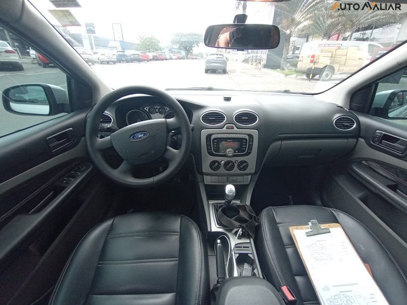 FORD FOCUS 2.0 GHIA SEDAN 16V GASOLINA 4P MANUAL