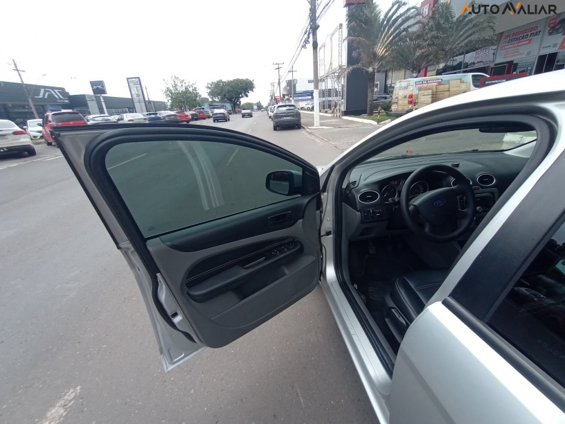 FORD FOCUS 2.0 GHIA SEDAN 16V GASOLINA 4P MANUAL