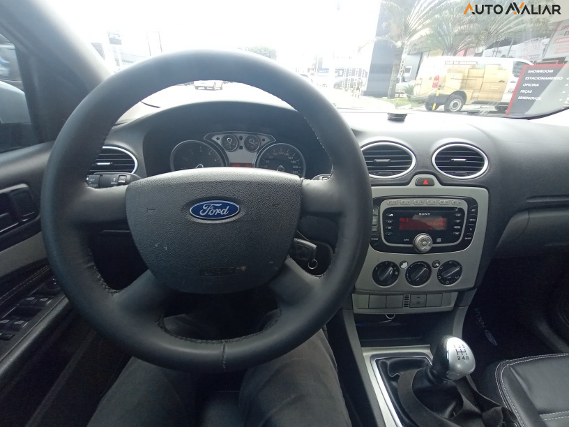 FORD FOCUS 2.0 GHIA SEDAN 16V GASOLINA 4P MANUAL