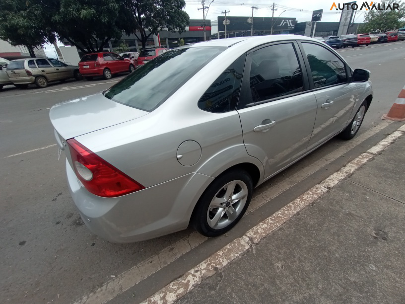 FORD FOCUS 2.0 GHIA SEDAN 16V GASOLINA 4P MANUAL