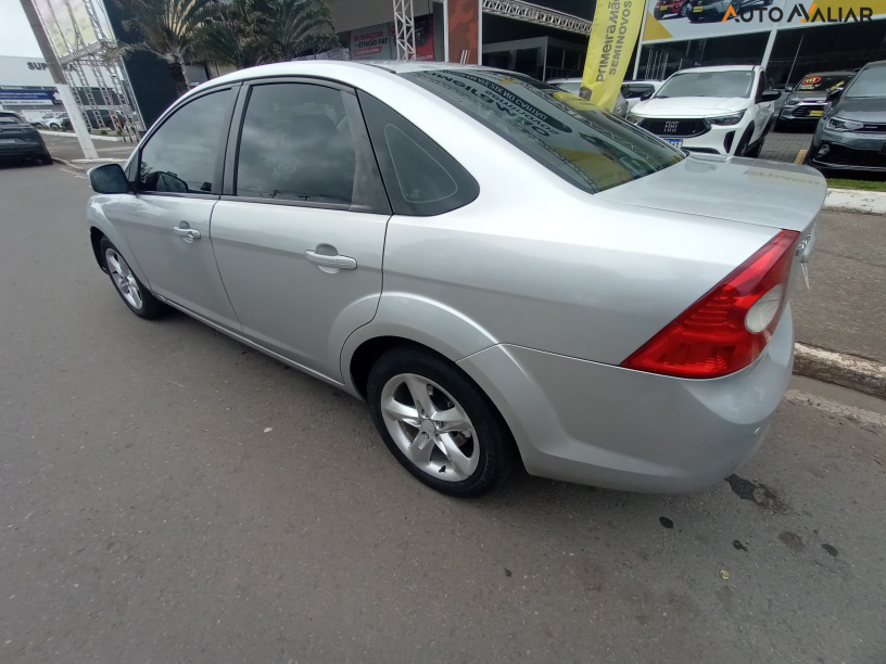 FORD FOCUS 2.0 GHIA SEDAN 16V GASOLINA 4P MANUAL