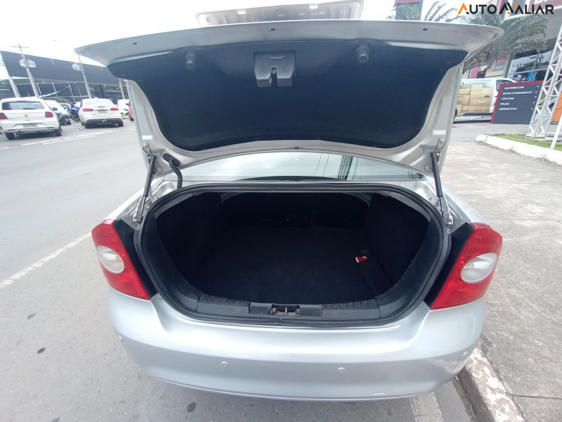 FORD FOCUS 2.0 GHIA SEDAN 16V GASOLINA 4P MANUAL