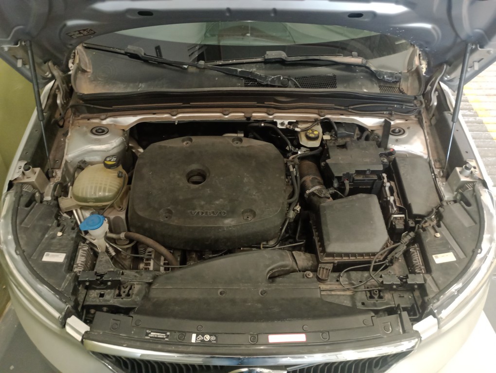 VOLVO XC40 2.0 T4 GASOLINA GEARTRONIC