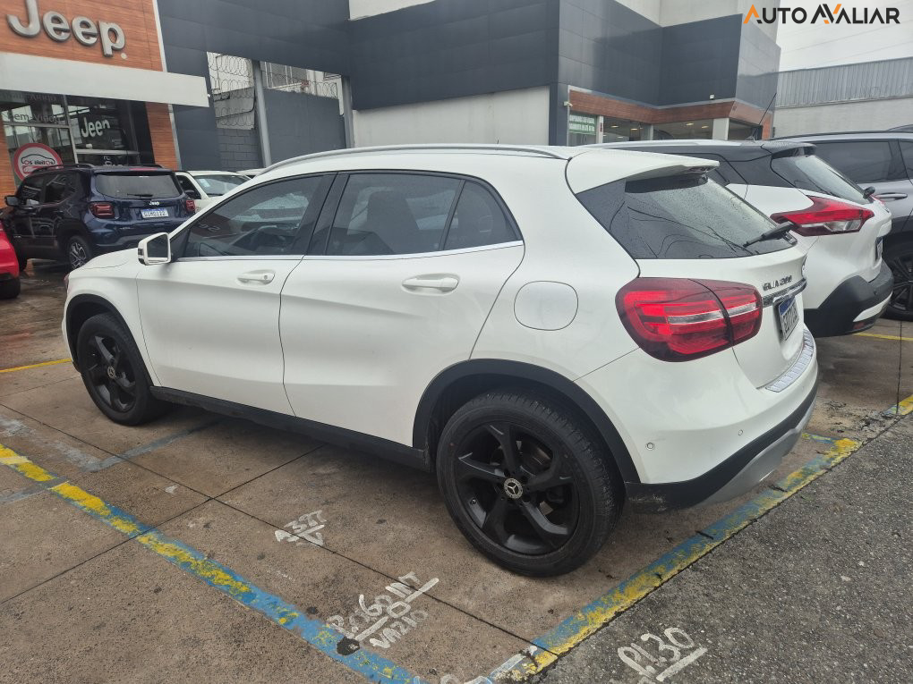 MERCEDES-BENZ GLA 200 1.6 CGI FLEX ADVANCE 7G-DCT