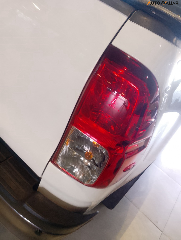 TOYOTA HILUX 2.8 D-4D TURBO DIESEL CD POWER PACK 4X4 MANUAL