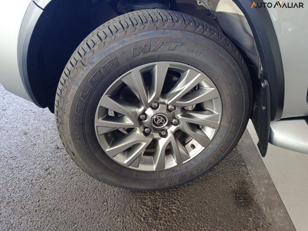 TOYOTA HILUX SW4 2.8 D-4D TURBO DIESEL SRX 7L 4X4 AUTOM&Aacute;TICO