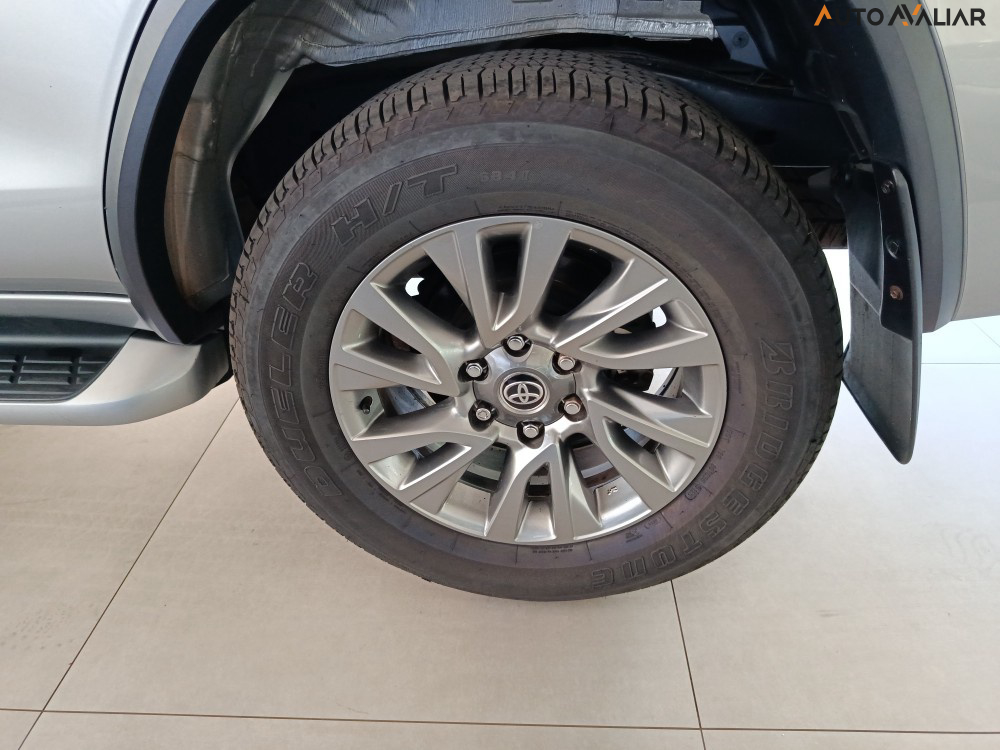 TOYOTA HILUX SW4 2.8 D-4D TURBO DIESEL SRX 7L 4X4 AUTOM&Aacute;TICO