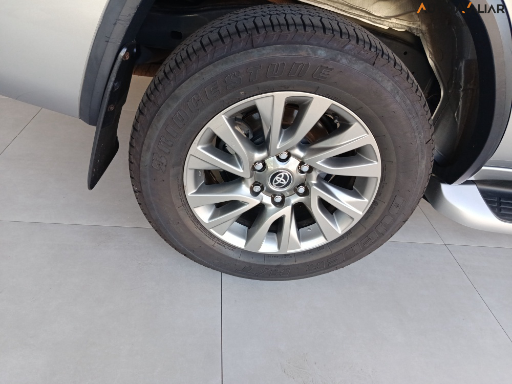 TOYOTA HILUX SW4 2.8 D-4D TURBO DIESEL SRX 7L 4X4 AUTOM&Aacute;TICO