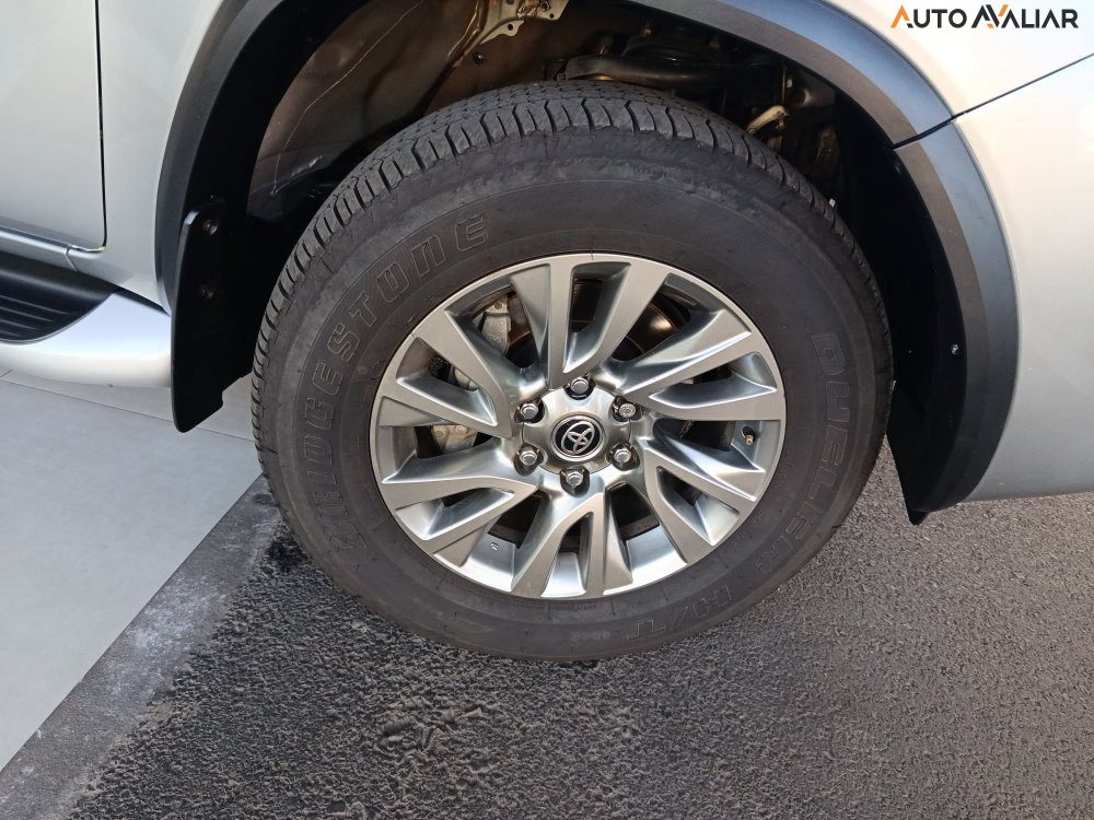 TOYOTA HILUX SW4 2.8 D-4D TURBO DIESEL SRX 7L 4X4 AUTOM&Aacute;TICO