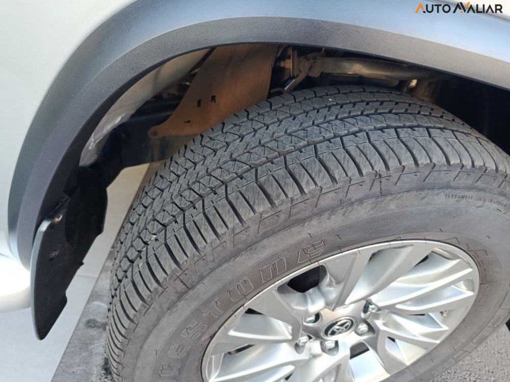 TOYOTA HILUX SW4 2.8 D-4D TURBO DIESEL SRX 7L 4X4 AUTOM&Aacute;TICO