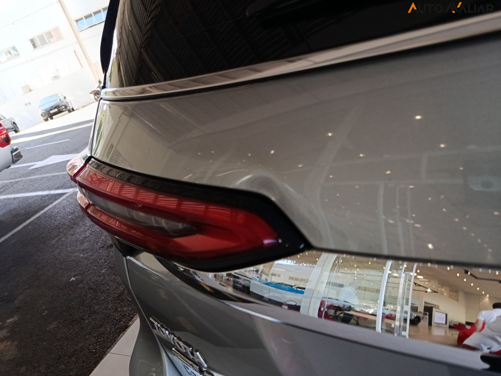 TOYOTA HILUX SW4 2.8 D-4D TURBO DIESEL SRX 7L 4X4 AUTOM&Aacute;TICO