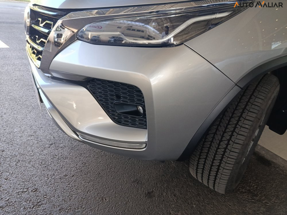 TOYOTA HILUX SW4 2.8 D-4D TURBO DIESEL SRX 7L 4X4 AUTOM&Aacute;TICO